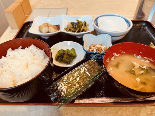 温かいご飯にお味噌汁!おかず日替わり朝食!