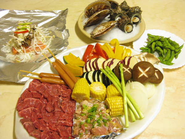 ホタテ・サザエ・お肉・鮭のホイル焼き・枝豆・サラダとボリューム満点