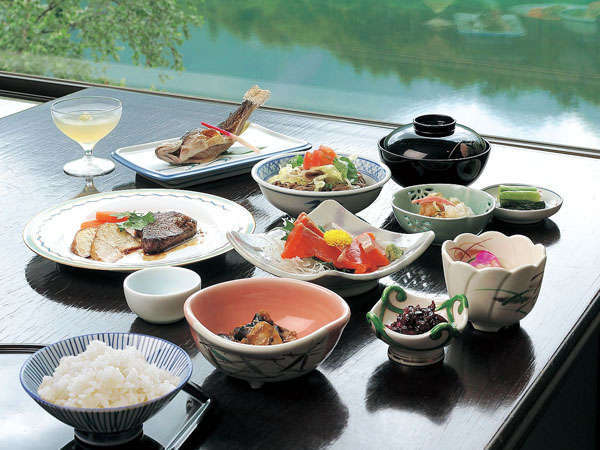 お夕食は和食を中心とした会席料理です。