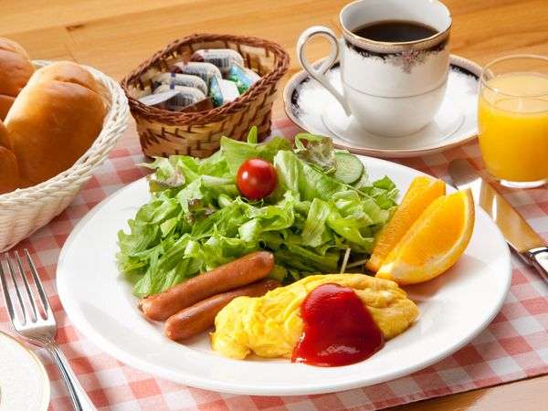 朝食の１例です。焼きたてパンはおかわり自由