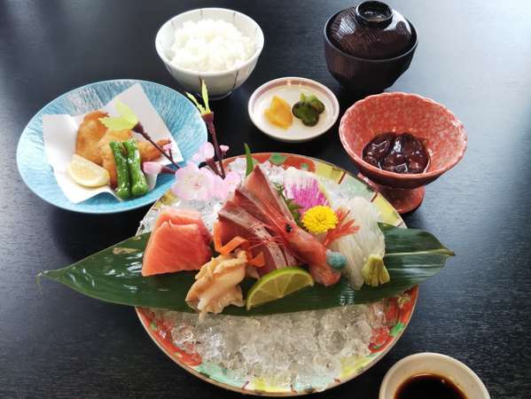 魚自慢の富山湾でとれた新鮮なお料理です。富山の地酒もご用意しています。