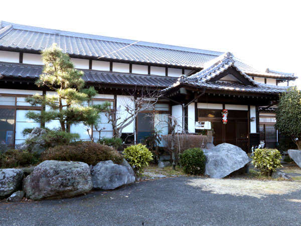 【外観】田園風景に囲まれた小さなお宿です。