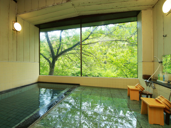 #滝ノ原温泉　大きな窓からは銀桜、新緑、紅葉、雪景色と四季の風情を楽しめます　
