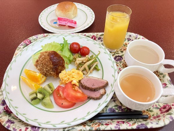 ある日の朝食　メンチカツ/鴨ロースト/青椒肉絲/フルーツなどなど　お代わり自由♪