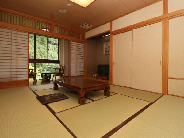 和室10畳-スタンダードタイプのお部屋はこちら！大きめな窓から大自然の四季折々の表情をお楽しみください