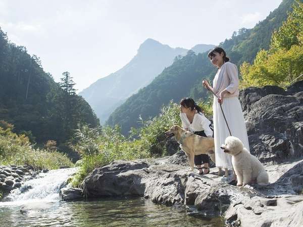 【河川公園】ホテルのすぐ横を流れる唐谷川沿いをお散歩できます♪