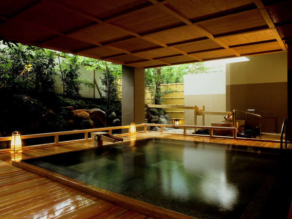 能舞台を模した露天風呂「室生の湯」。7つの豊富な源泉から掛け流しで24時間楽しめます。