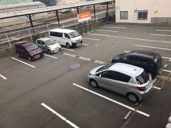 当館の駐車場です。夜間は隣接する美容院の駐車場も利用可能です。