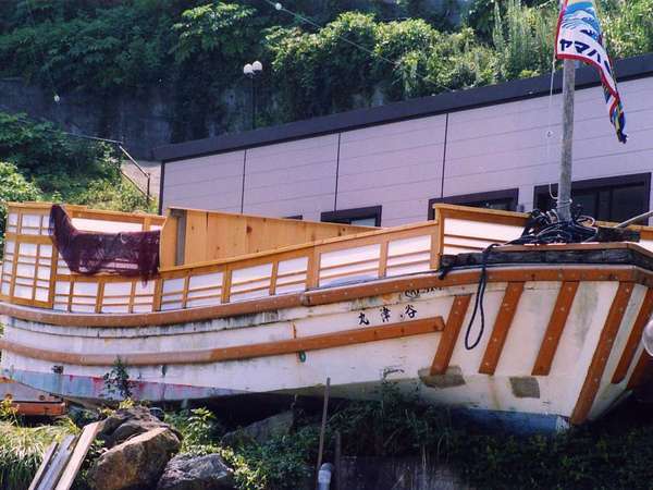 この船の中が露天風呂です。船首と船尾で別れて、男湯と女湯になっています。一晩中入れます。