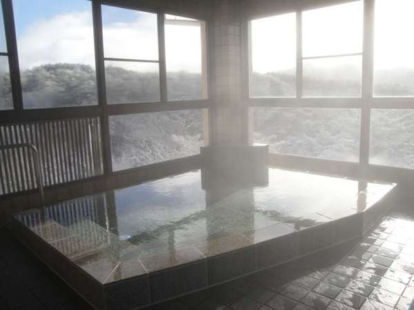 人工ラジウム泉のお風呂。お風呂からは恵那山をはじめとして、山々が展望できます。