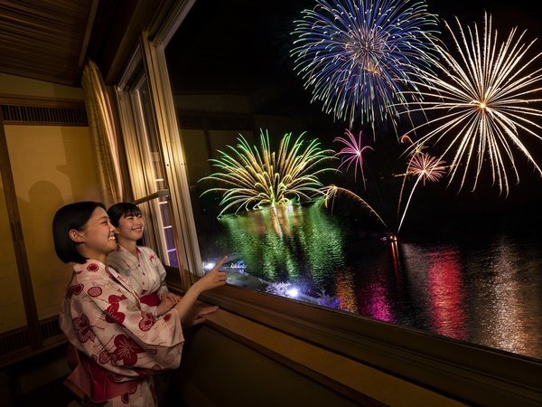 湖側客室からはロングラン花火大会をお楽しみいただけます！※2024年4月28(日)～10/31(木)まで開催