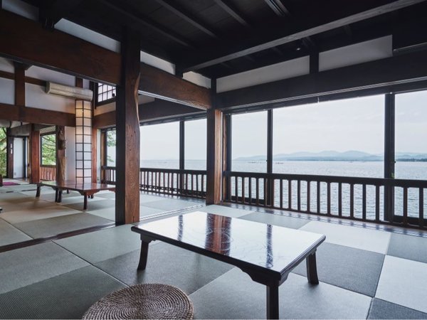 部屋越しの琵琶湖の眺め