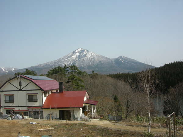 残雪の磐梯山を借景にペンションと池を映しました。