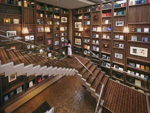 【中央大階段】階段を囲うように設置された高さ約7メートルの大書棚 