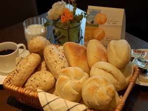 【バイキング朝食】ご飯はもちろん、こちらの焼き立てパンも香ばしいんです！
