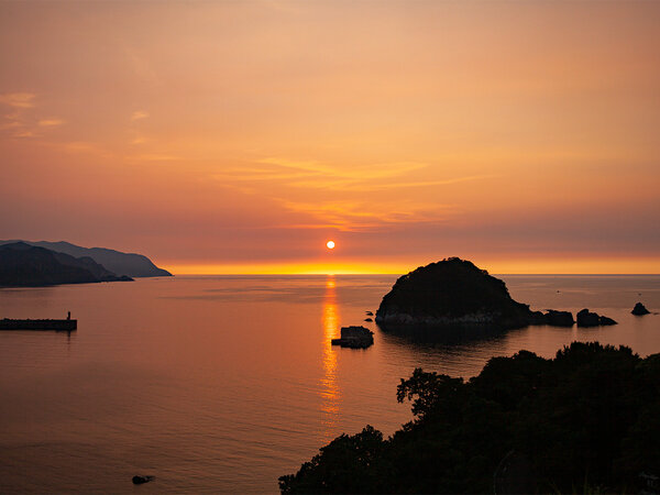 目の前を真っ赤に染めながら沈んでいく夕陽..旅色の一枚