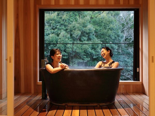 露天風呂付き客室＜川の音＞開放的なお風呂だから、お部屋には湯浴み着をご用意してあります