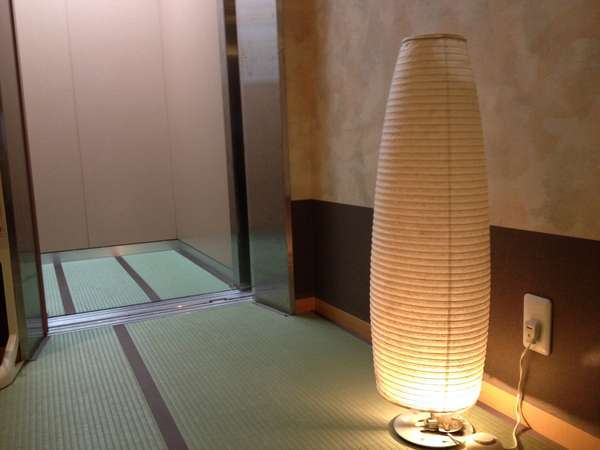館内はエレベーター内に至るまで畳敷きです。