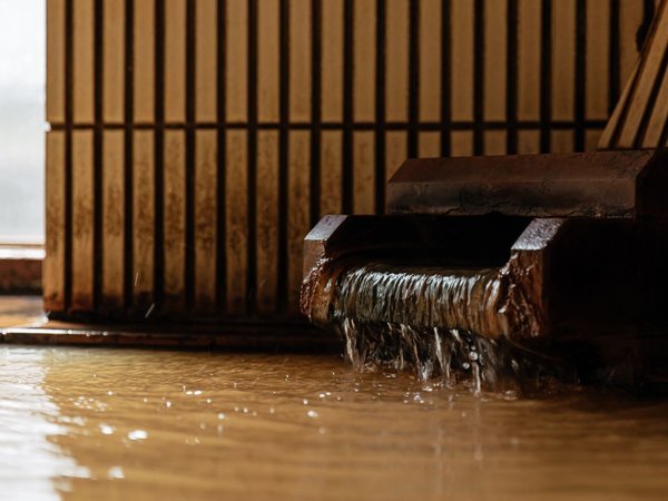 【大浴場】金泉は塩分によって保湿・保温効果に優れております。