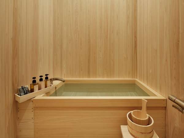【温泉気分の広々贅沢檜風呂】贅沢にも一室一室に設けられた檜風呂は日々の疲れを癒してくれると大好評。