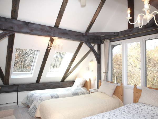 シャビーシックな大きな三角屋根の４人部屋。英国の片田舎にいるような錯覚に・・、天窓並ぶ明るい角部屋。