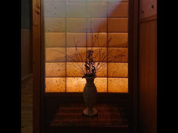 【2階】幻想的な紙とランプ、花瓶を組み合わせた作品