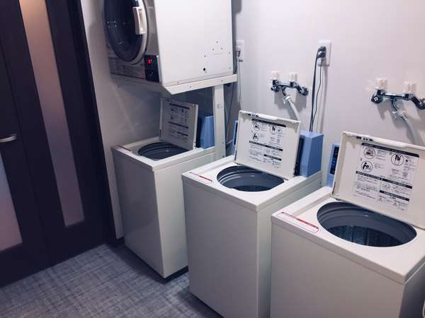コインランドリーです。洗濯機が3台、乾燥機が1台御座います。24時間お使い頂けます！