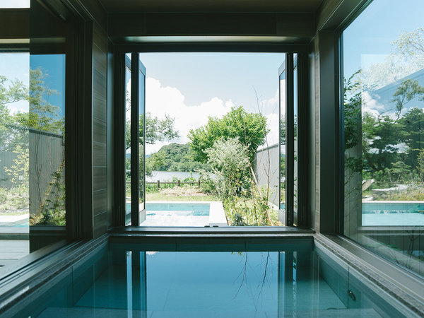 ［一棟貸切 特別棟］湖邸 -Kotei-。客室温泉は窓を大きく開放できる半露天風呂。［一例］