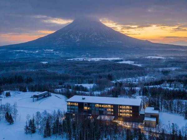 ◆外観｜北海道の名峰・羊蹄山のふもとにある、ニセコビレッジ・スキーリゾート内のリゾートホテルです