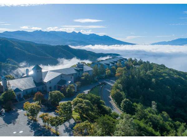雲海と八ヶ岳連峰とホテル全景
