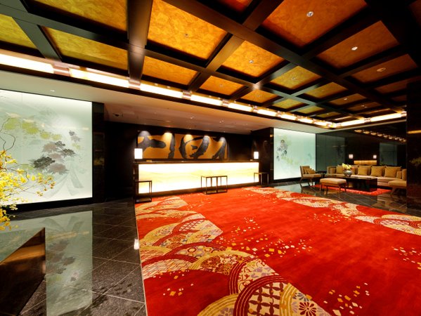 加賀友禅の伝統的な柄を施したガラスの光壁や金箔のアート作品など、伝統文化や工芸を散りばめています。
