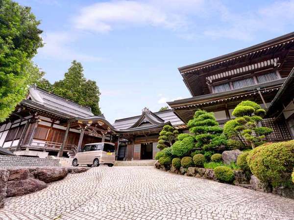 *千二百年の歴史を持つ高野山の中心に建つ興教大師御住坊　苅萱堂「密厳院」で宿坊体験。