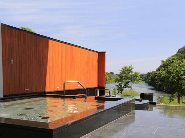 *露天風呂…最上川を眺めながらご入浴頂けます。 