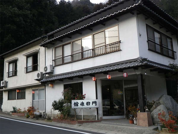 ≪外観≫鈍川温泉停留所下車、徒歩で約3分でご到着！