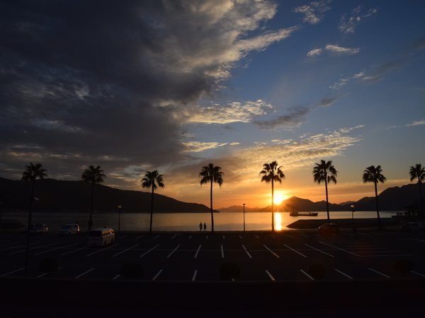 お部屋から瀬戸内海の穏やかな美しい海に沈む夕日、夕焼けが眺められます