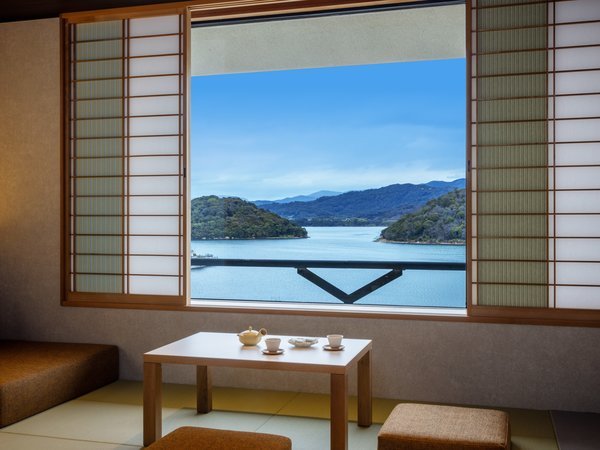 【全室浜名湖ビュー】大きな窓から望める浜名湖の壮麗な眺望をお楽しみください。