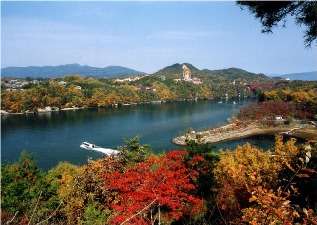 恵那峡大橋☆紅葉をお楽しみ下さい。遊覧船からの景色も素敵です。