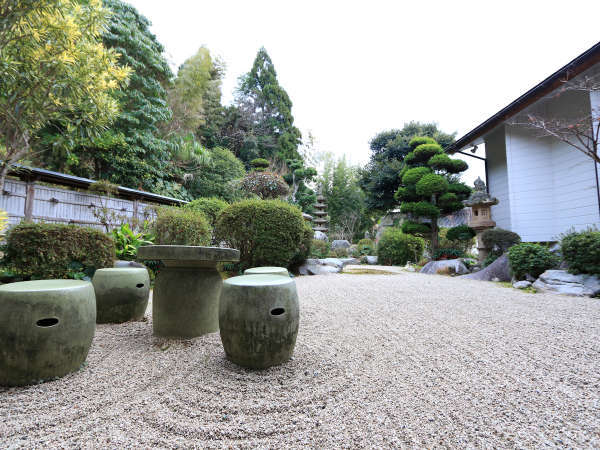 四季折々の表情がお楽しみ頂ける当館自慢の日本庭園を眺めながら、ゆったりとしたひと時を…