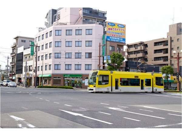 電車通り沿いにあり、市電の騎射場駅より徒歩2分の好立地です