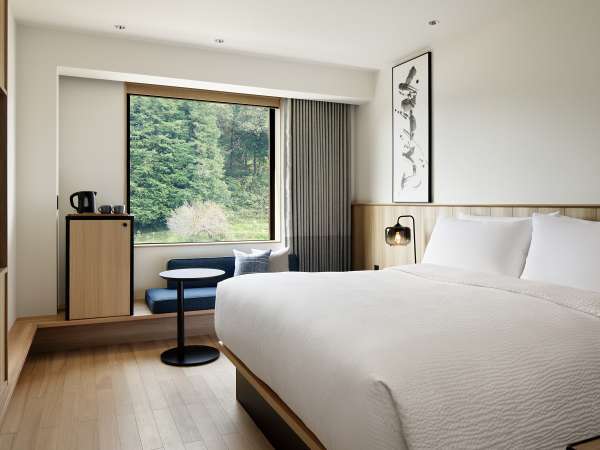 キングルーム：25平米禁煙・ベッド幅180cm　シンプルながら温かみのある空間でお寛ぎください。