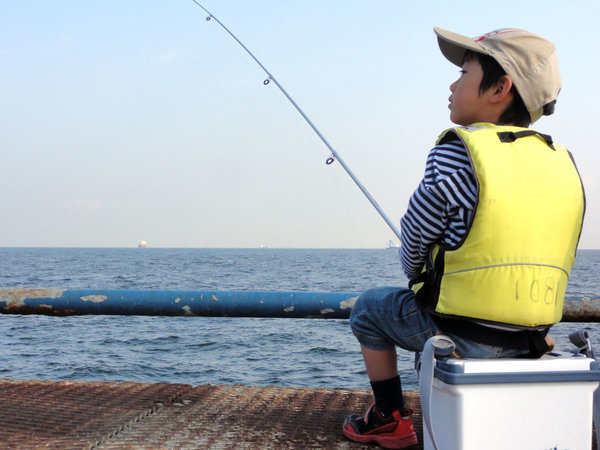 宿から徒歩2分の桟橋で釣りができます。※釣り具はご持参ください。
