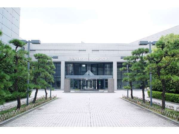 大阪国際交流センターの正面入口です。