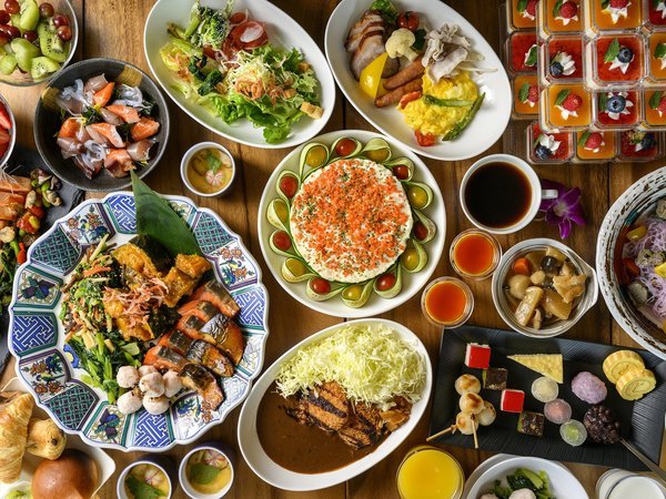 近江町市場直送の「お刺身」や郷土料理の「治部煮」など、金沢を感じられる料理をご用意しております。