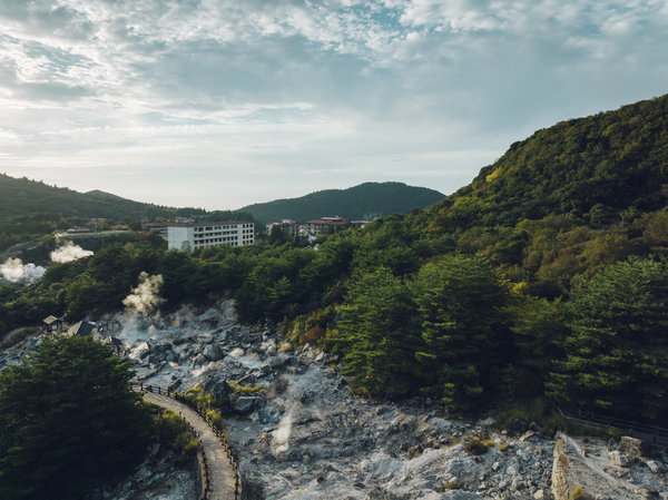 外観｜地獄と地続きの宿では、地獄のパワーを間近に感じることができます。