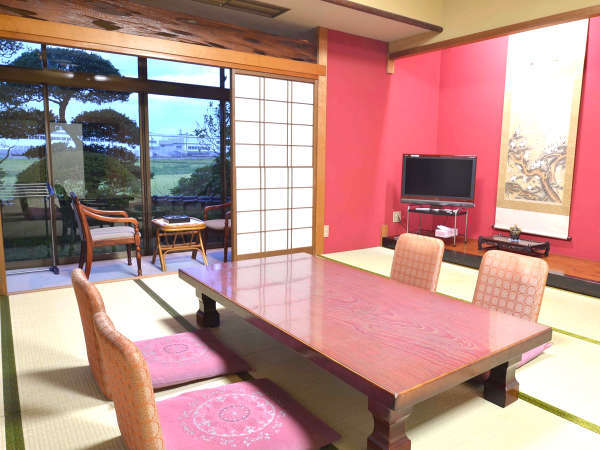 *【新館和室】ゆったりくつろげる広めのお部屋です。加賀の伝統色である朱色の壁が特徴です。