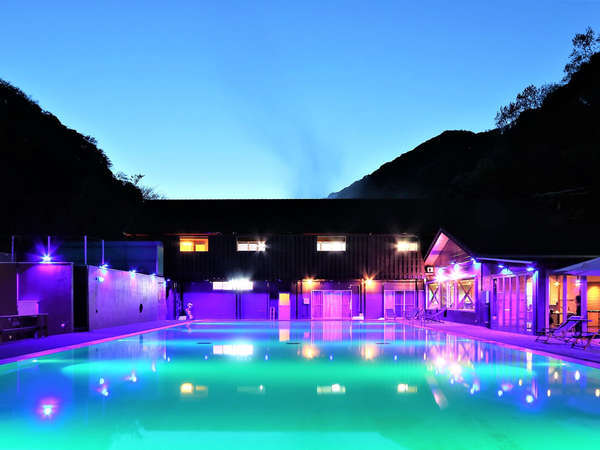 ★ナイトプール -Night pool-◆源泉を使用した温泉プールは夜でも気持ちよく泳げます