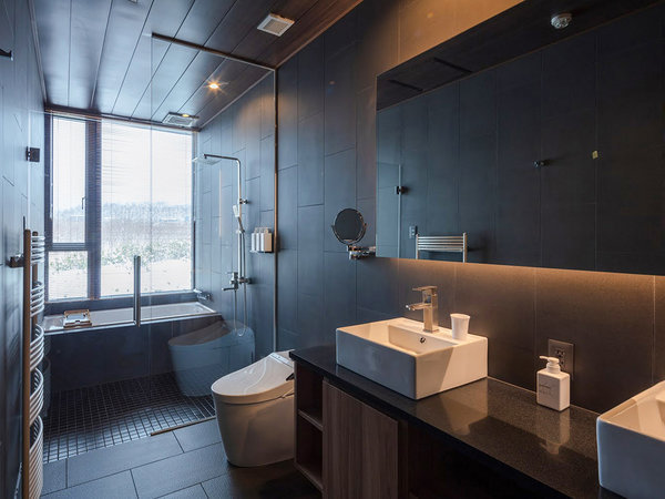 ・【タウンハウス：バスルーム】トイレ、洗面台と大きな窓のあるとてもきれいなバスルームです