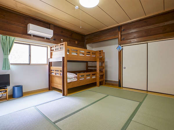・【客室一例】広々スペースの、二段ベッドのある部屋