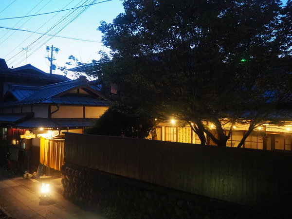 茅野駅から徒歩４分。100年以上前に建てられた歴史ある古民家になります。