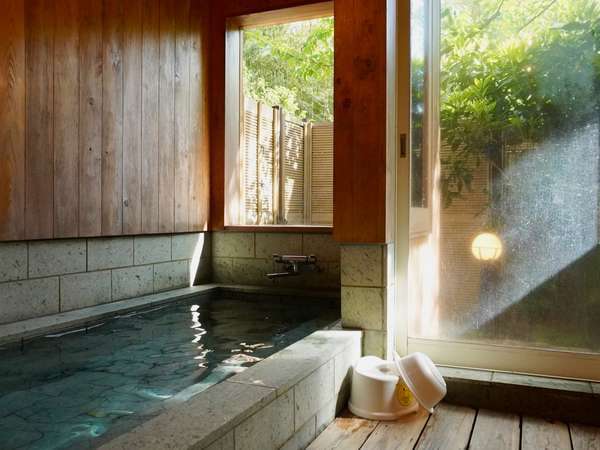 和風な雰囲気で趣のある貸切風呂です。家族でゆったり入れる広い浴槽！窓の外は緑が揺れる癒しの時間。